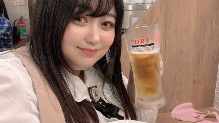【画像】橋本環奈に激似の女の子、ビールと唐揚げを前にパシャリ📸