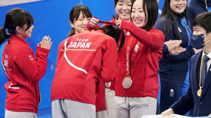 【北京五輪】ロコ・ソラーレ、メダル掛け合う　カーリング表彰式